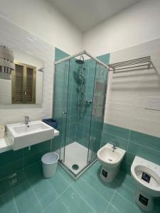 W łazience znajduje się prysznic, umywalka i toaleta. w obiekcie B&b da Tizzy w mieście Isla de San Domino