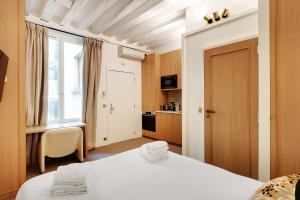 Ένα ή περισσότερα κρεβάτια σε δωμάτιο στο Pick A Flat's Apartments in Louvre - Rue Saint Honoré