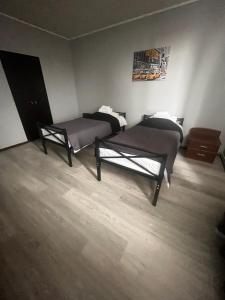 Habitación con 2 camas en una habitación en Sunlit en Ivano-Frankivsk