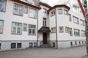 a large white building with a brown door at Spacious Family Friendly apartment, Free Parking in Tallinn