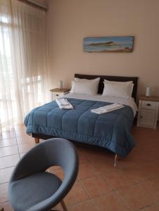 卡塔科隆的住宿－View apartment 2，一间卧室配有一张带蓝色毯子和椅子的床