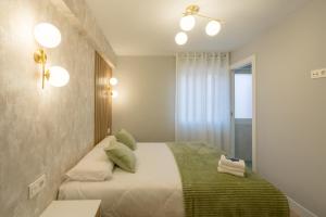 Łóżko lub łóżka w pokoju w obiekcie Villa Hita apartment by People Rentals