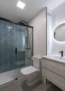 łazienka z prysznicem, toaletą i umywalką w obiekcie Villa Hita apartment by People Rentals w mieście Bilbao