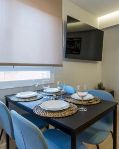 stół jadalny z krzesłami i kieliszkami do wina w obiekcie Villa Hita apartment by People Rentals w mieście Bilbao