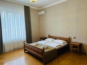 Rúm í herbergi á Guest House Kartuli Suli