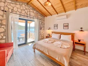 Un dormitorio con una cama con vista al mar. en Kaş Köy Hotel, en Kas