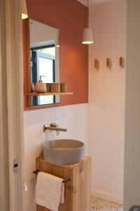 La salle de bains est pourvue d'un lavabo et d'un miroir. dans l'établissement Douarenn, à Berrien