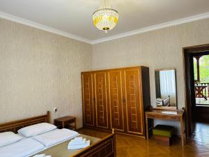 Rúm í herbergi á Guest House Kartuli Suli