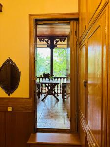 una puerta abierta a un comedor con mesa en Guest House Kartuli Suli, en Telavi