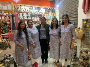 um grupo de mulheres posando para uma foto em uma loja em Gaywoo Guest House em Leh