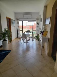 een woonkamer met een tafel en stoelen bij Apartamento Maria in Lagos
