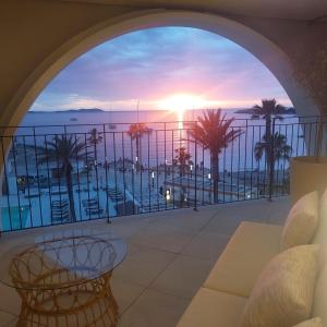 um quarto com uma varanda com vista para o oceano em Hotel Blau Parc em San Antonio