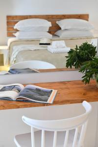 Postel nebo postele na pokoji v ubytování Ammos Luxury Rooms & Home