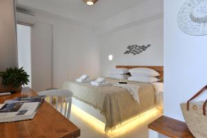Postel nebo postele na pokoji v ubytování Ammos Luxury Rooms & Home