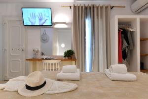 TV a/nebo společenská místnost v ubytování Ammos Luxury Rooms & Home