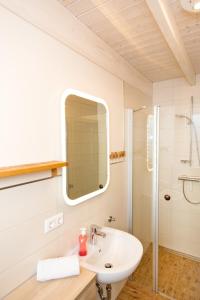 Baño blanco con lavabo y espejo en Andreas, en Malchow