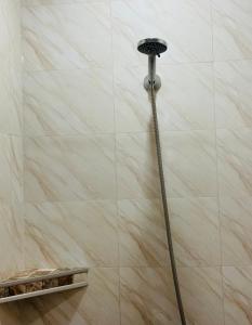 y baño con ducha con cabezal de ducha. en Guest House Kartuli Suli, en Telavi
