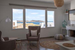 un soggiorno con vista sull'oceano di Ammos Luxury Rooms & Home a Naoussa