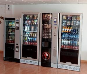 two soda machines in a room with drinks at Apartamento Residencial Colinas del Golf, Envía, Almería in La Envia