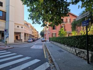 een stadsstraat met auto's op straat bij T2 refait à neuf avec parking à 1000m du lac in Annecy