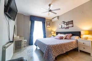 Ένα ή περισσότερα κρεβάτια σε δωμάτιο στο Bonita casa en Granada+PARKING EN EL CENTRO+WIFI +27 φωτογραφίες