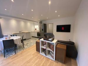 salon z kanapą i stołem w obiekcie Très grande Villa pour 1 famille ou plusieurs... w mieście Valbonne