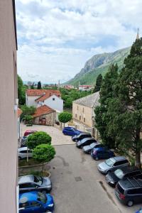 Nespecifikovaný výhled na hory nebo výhled na hory při pohledu z hotelu