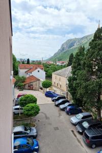 een rij auto's geparkeerd op een parkeerplaats bij Hotel & Spa Villa Meydan in Mostar