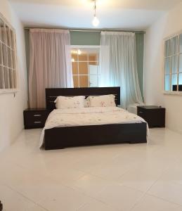 um quarto com uma cama grande num quarto em HOUSE SUITES DOMAINE em Rizómilos