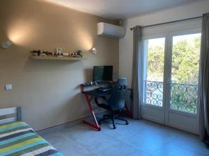 Telewizja i/lub zestaw kina domowego w obiekcie Très grande Villa pour 1 famille ou plusieurs...