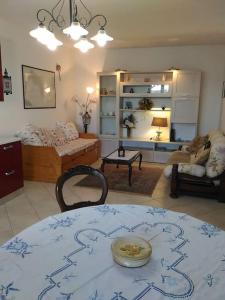 sala de estar con mesa y sofá en Casa vacanze Maria su Castro Marina, Lecce - Salento en Vignacastrisi