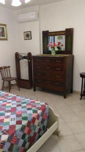 1 dormitorio con tocador, cama y espejo en Casa vacanze Maria su Castro Marina, Lecce - Salento en Vignacastrisi