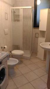 y baño con ducha, aseo y lavamanos. en Casa vacanze Maria su Castro Marina, Lecce - Salento en Vignacastrisi