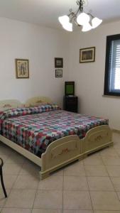 1 dormitorio con 1 cama en una habitación en Casa vacanze Maria su Castro Marina, Lecce - Salento en Vignacastrisi