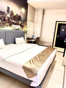 מיטה או מיטות בחדר ב-OS Hotel Tanjung Uncang