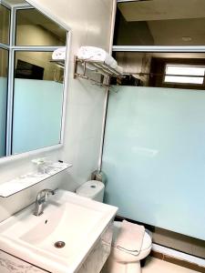 Ein Badezimmer in der Unterkunft OS Hotel Tanjung Uncang