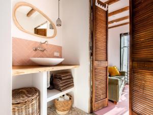 鹿特丹Guesthouse Rotterdam, tinyhouse nearby Kralingen的带水槽和镜子的浴室