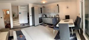 Kuchyň nebo kuchyňský kout v ubytování Meli Maisonette Apartments