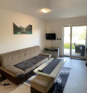 TV a/nebo společenská místnost v ubytování Meli Maisonette Apartments