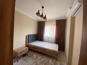 a small bedroom with a bed and a window at YALINCAK EŞYALI KİRALIK DAİRE in Uğurlu