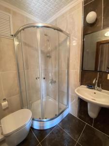a bathroom with a shower and a toilet and a sink at YALINCAK EŞYALI KİRALIK DAİRE in Uğurlu
