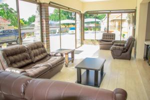 Un lugar para sentarse en Neat one bedroom in Morningside guesthouse - 2091 2 fotos más