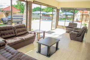 Un lugar para sentarse en Neat one bedroom in Morningside guesthouse - 2091