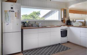 Kjøkken eller kjøkkenkrok på Awesome Home In Sandefjord With Wifi