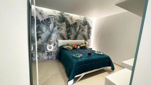 1 dormitorio con 1 cama con manta verde en Infinity Suite en Peschici