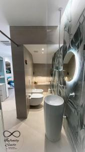 bagno con 2 servizi igienici e lavandino di Infinity Suite a Peschici