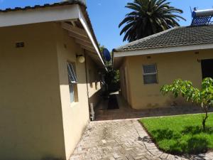 Φωτογραφία από το άλμπουμ του 2 bedroomed apartment with en-suite and kitchenette - 2071 σε Harare