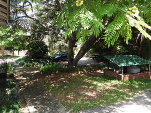 Foto dalla galleria di 2 bedroomed apartment with en-suite and kitchenette - 2071 a Harare Altre 18 foto