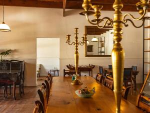 un comedor con una mesa larga y sillas en Klaarstroom Hotel, en Klaarstroom