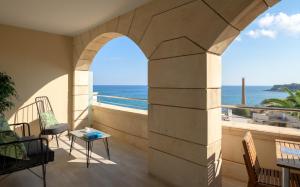 een balkon met uitzicht op de oceaan bij Macaris Suites & Spa in Rethimnon
